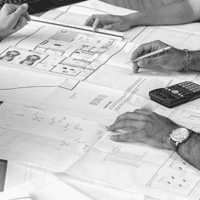 Architecte travaillant sur des plans de construction